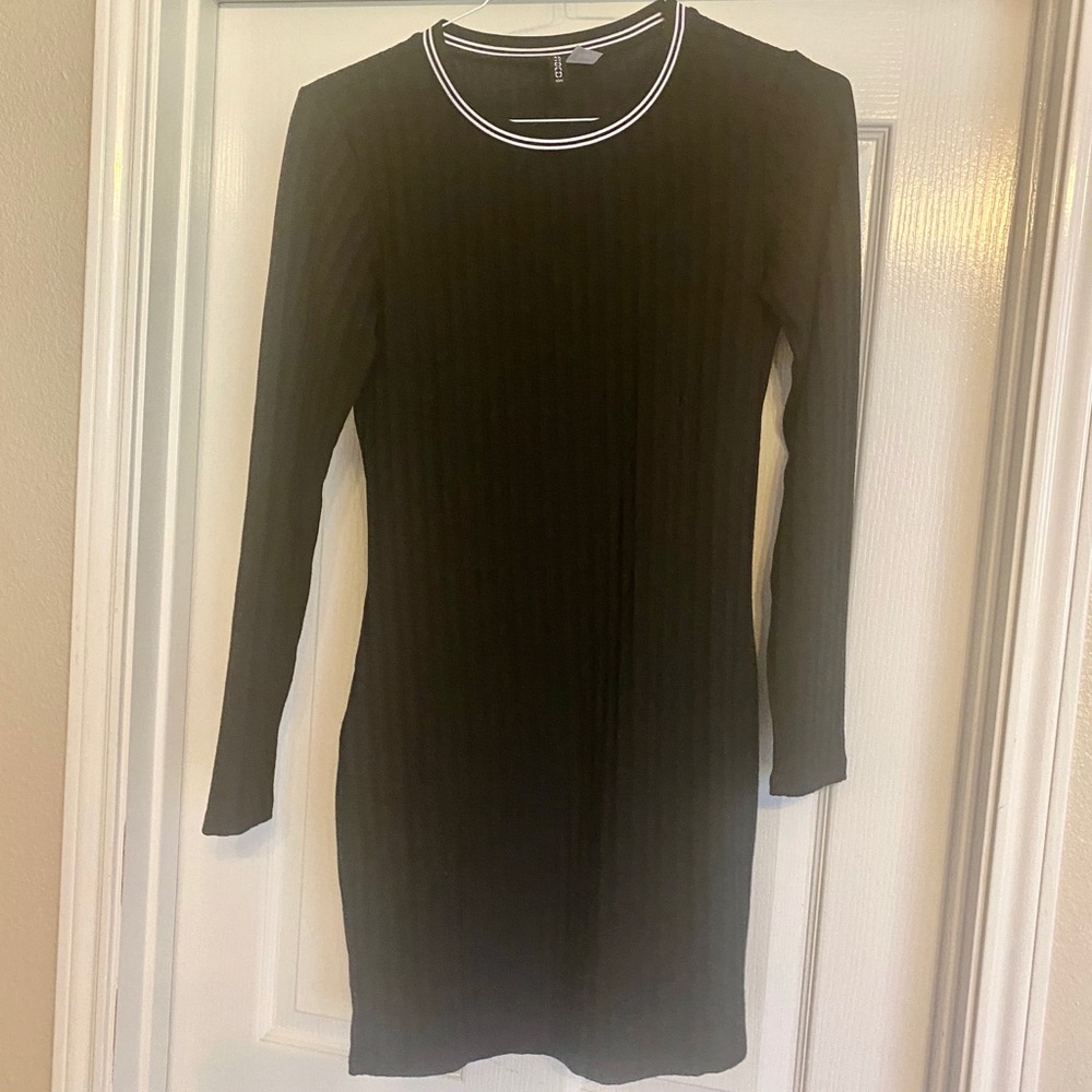 Black long-sleeve ribbed body-con dress
